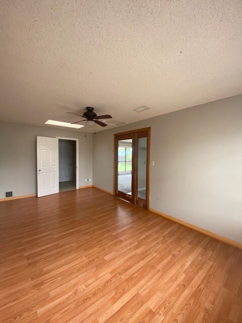 Building Photo - 3 bed 2 bath with large backyard!