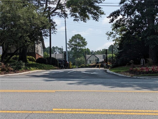 Building Photo - 6851 Roswell Rd