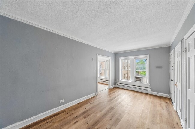 Building Photo - 844 W Ainslie St