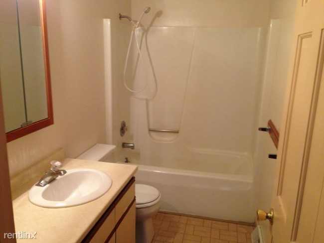 Building Photo - 2 br, 1 bath Apartment - 261 S. Milton