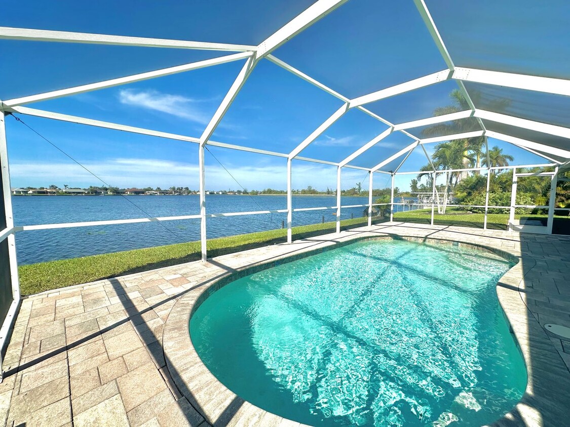 Foto principal - Beautiful Waterfront 3 Bed 2 Bath Home Wit...