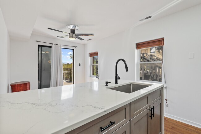 Foto del edificio - 730 Light St St