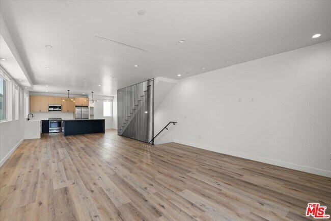 Foto del edificio - 839 N McCadden Pl