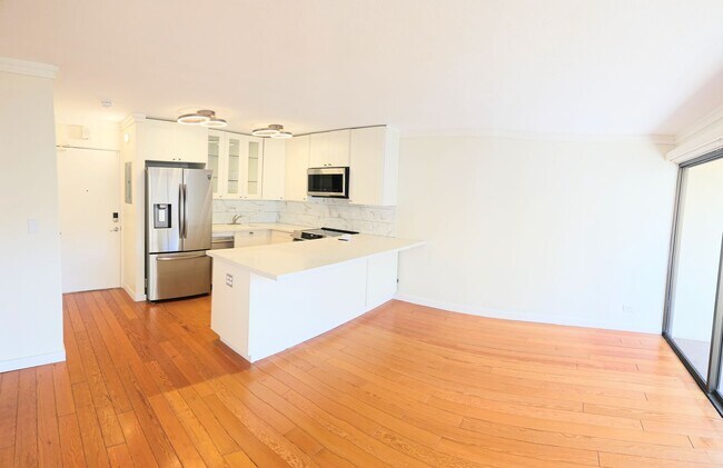 Foto del edificio - Waikiki Four Paddles 1 Bedroom 1 Bathroom 1 Parking 6th Floor Renovated Condominium