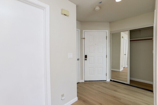 Foto del edificio - 3BR/2.5BA Pet Friendly Marina Green Townhome with Pool & 2-Car Garage | YouTube Tour