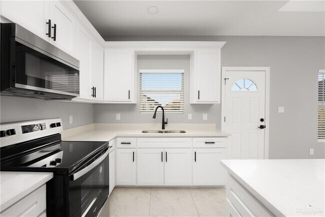 Building Photo - 811 N Woodson Ave