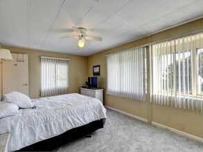Building Photo - 1035 Royal Palm Dr
