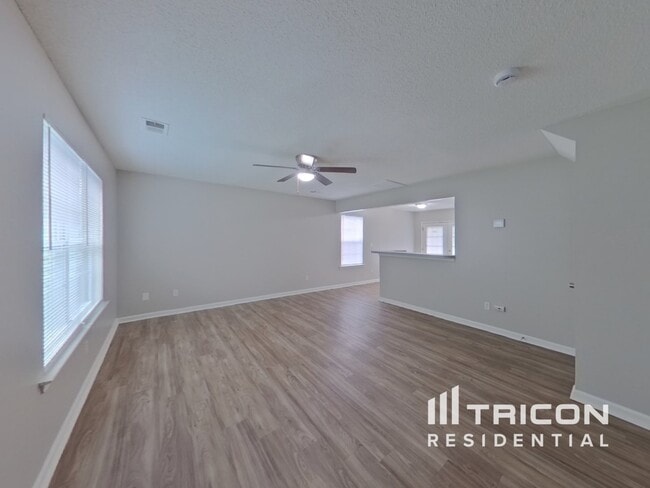 Building Photo - 200 E Lake Trail