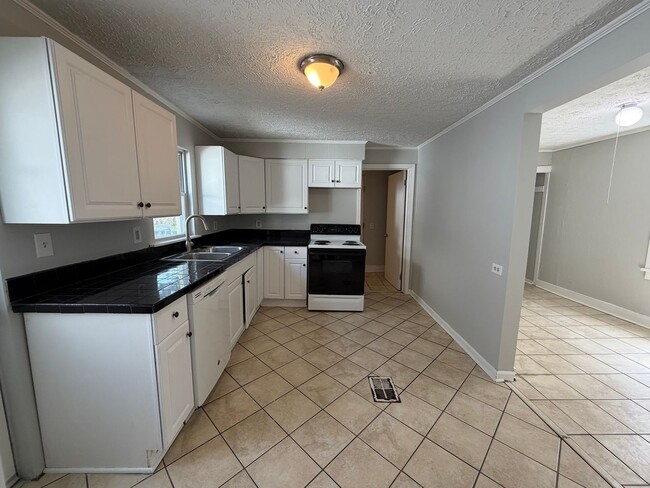 Foto del edificio - Charming West Side Home with Covered Porch & First-Floor Laundry