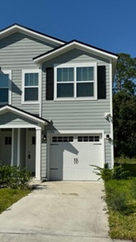 Foto principal - Beautiful new townhome.