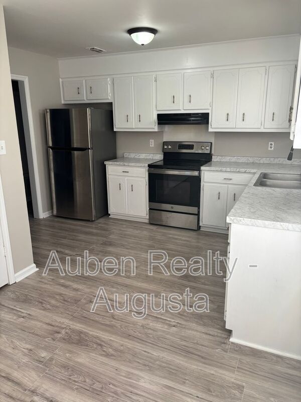 Foto del edificio - 2930 Dahlia Dr