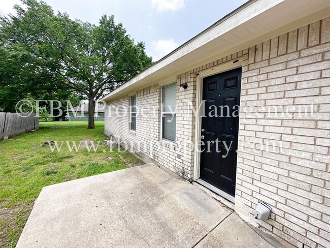 Building Photo - 221-223-223 E Lamar