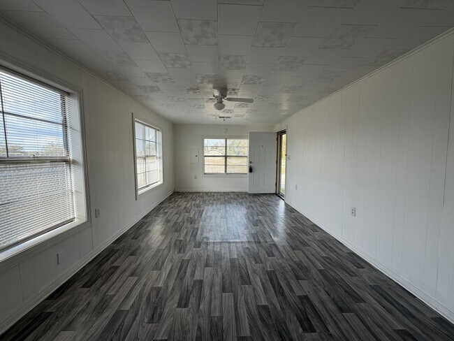 Foto del edificio - Spacious yard-3/2 available now!