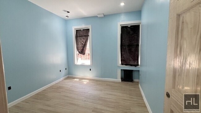 Foto del edificio - 586 E 54th St