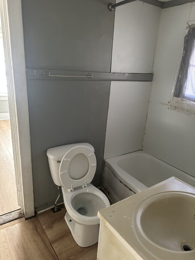 Foto del edificio - 2 bed 1 bath - Welcome to 409 Campbell Street