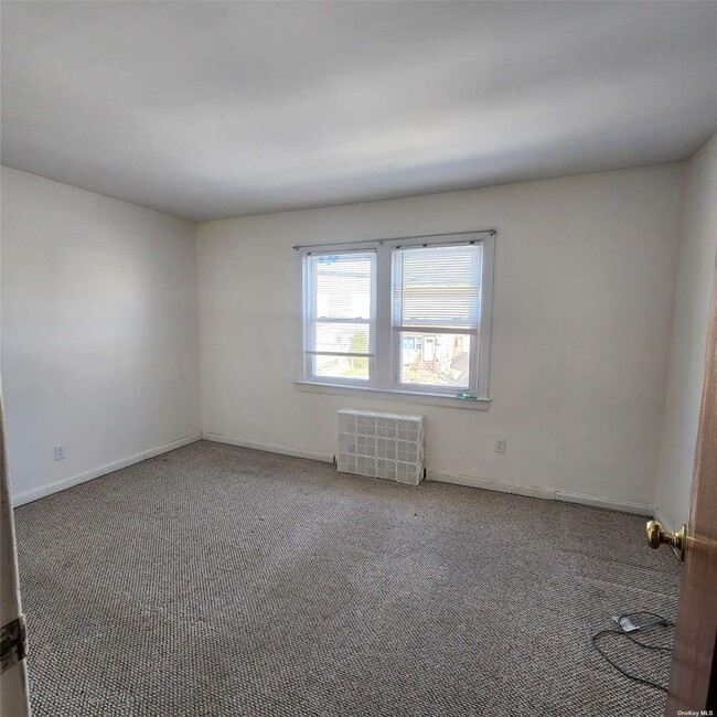 Building Photo - 202-14 33rd Ave