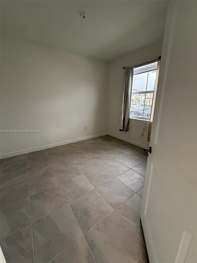 Foto del edificio - 2582 SE 29th St