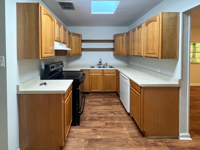 Building Photo - Pet Friendly 4BR/2BA Home Near UF Availabl...