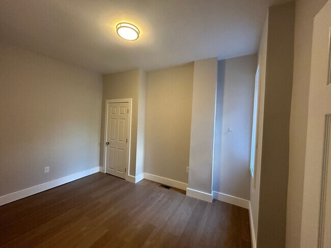 Building Photo - Bi level 5BR 2.5 bath (5BR PHA voucher Ok)