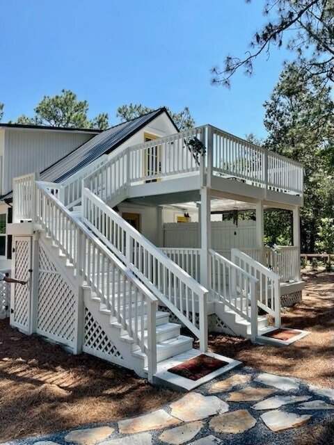 880C Escalera a cubierta - 880 N Ashe St