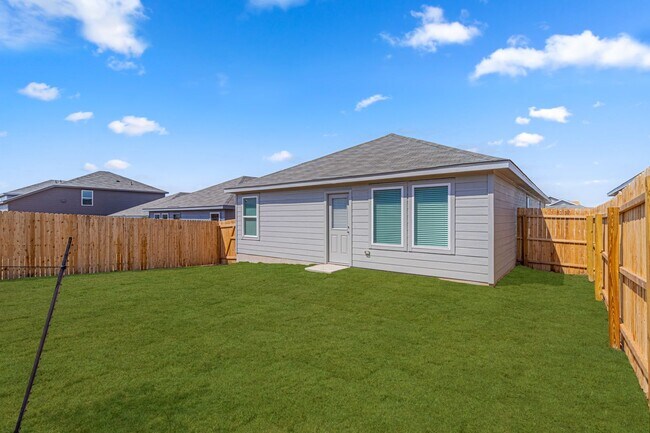 Foto del edificio - MOVE IN READY 4 BD | 2 BA | 2 CAR GARAGE B...