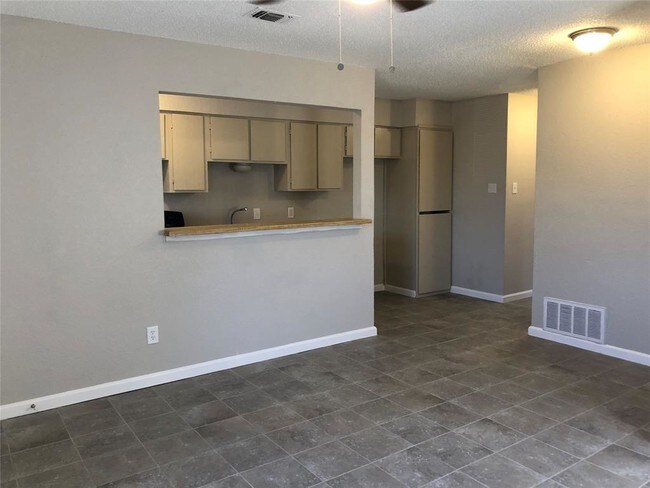 Building Photo - 2618 Refugio Ave