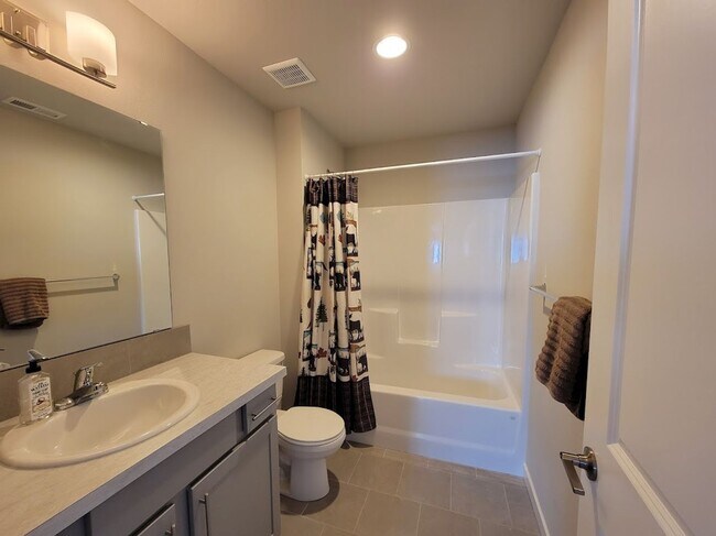 Foto del edificio - Beautiful, well maintained home close to f...