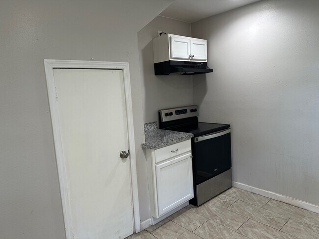 Building Photo - 1226 W 4th St