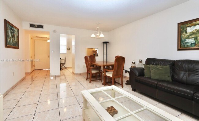 Building Photo - 2851 Leonard Dr