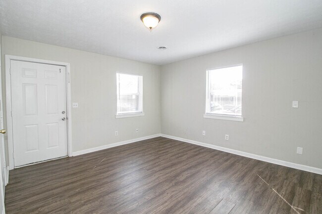 Building Photo - 404 -20 Thompsonville Lane
