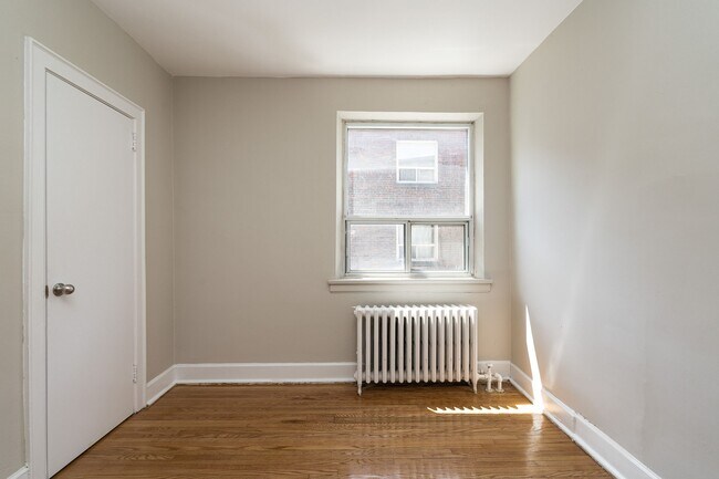 Building Photo - 1510 Bathurst St