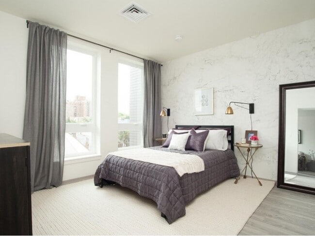 Building Photo - Stunning 1 Bedroom