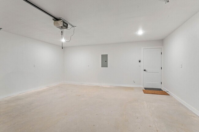 Foto del edificio - Now Leasing 2026-2027 School Year!