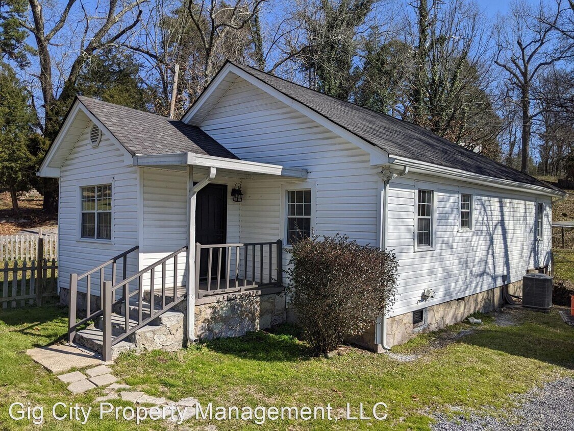 Primary Photo - 3 br, 1 bath House - 205 Lakeview Dr