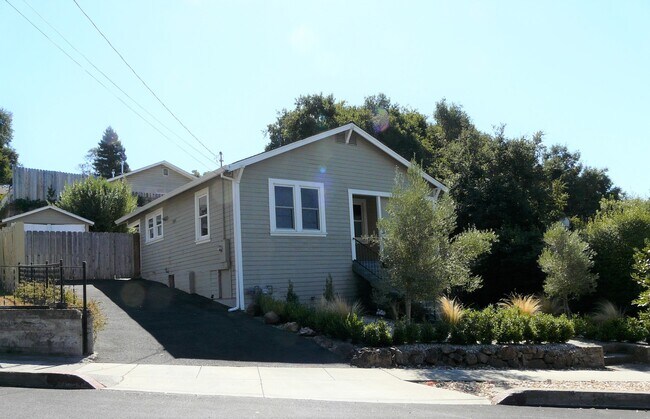 Foto del edificio - Updated 2 Bedrooms, 1 Bath Alta Heights Home Near Downtown Napa