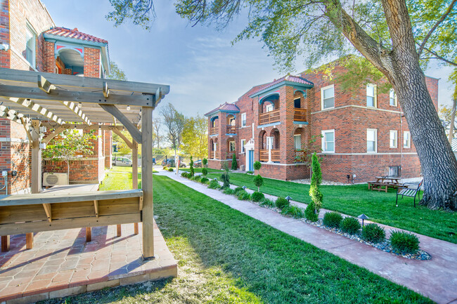 Foto del edificio - Courtyard On Maple Apartments-Student Housing