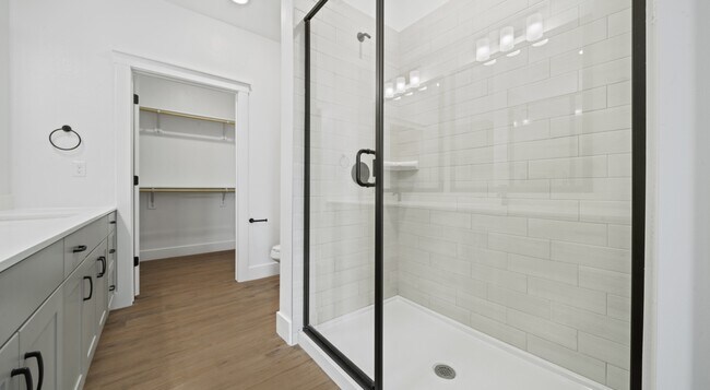 Building Photo - Live the Austin Dream: Modern 2BR Apartment!