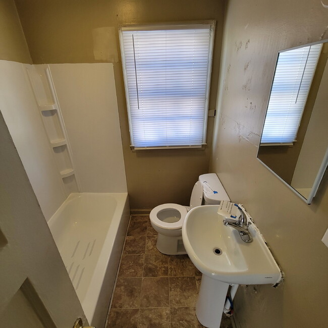 Building Photo - 2BR House w/Fenced Yard!