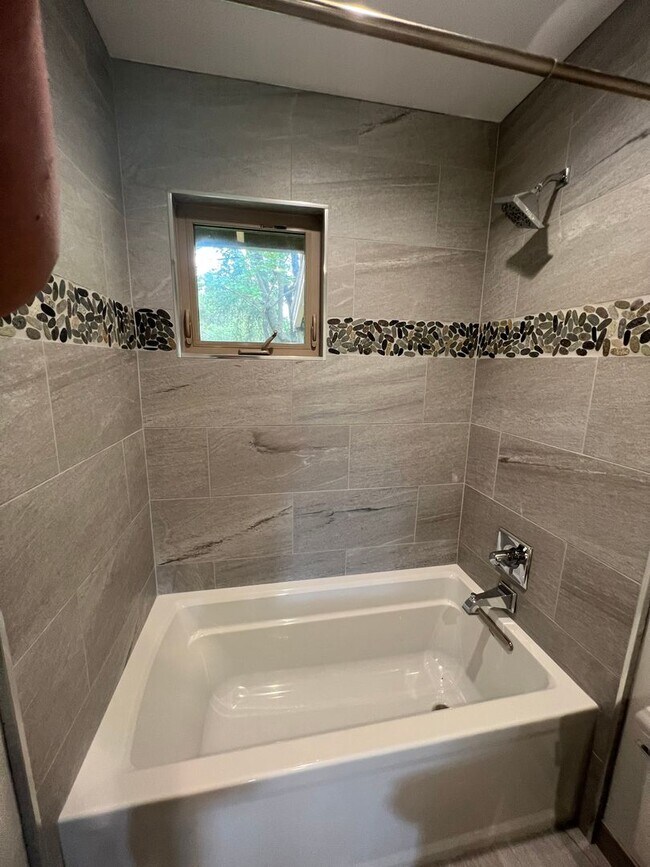 Foto del edificio - 3 Bedroom 2 Bath Lakeside Home