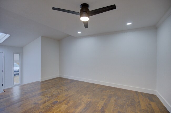 Building Photo - 1341 E 39th St