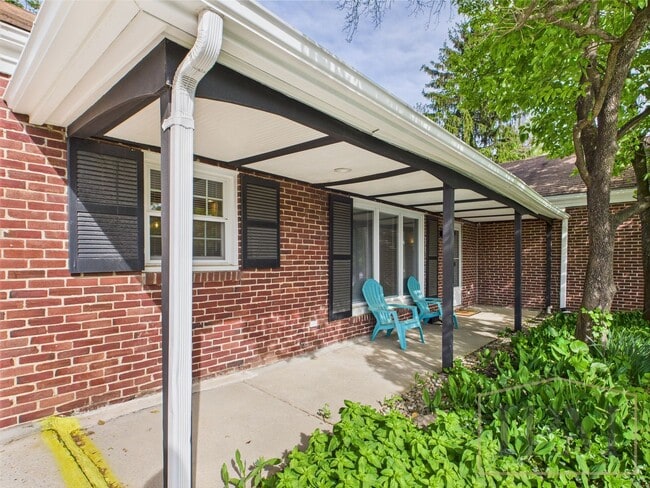 Building Photo - Available Now- Charming 3 Bedroom, 1 Bath ...