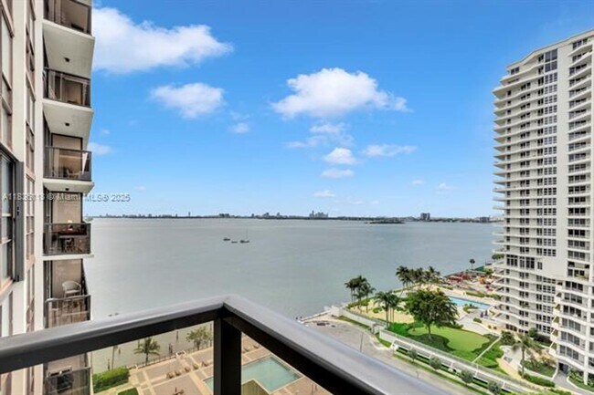 Foto del edificio - 600 NE 36th St
