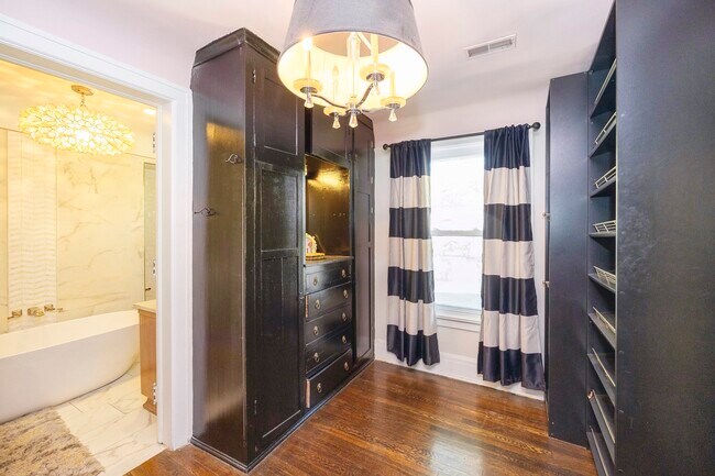 Foto del edificio - Historic Beauty: 3BR Near Downtown Detroit & | Henry Ford