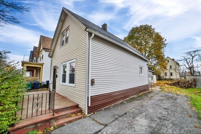 Building Photo - 196 Eaton St