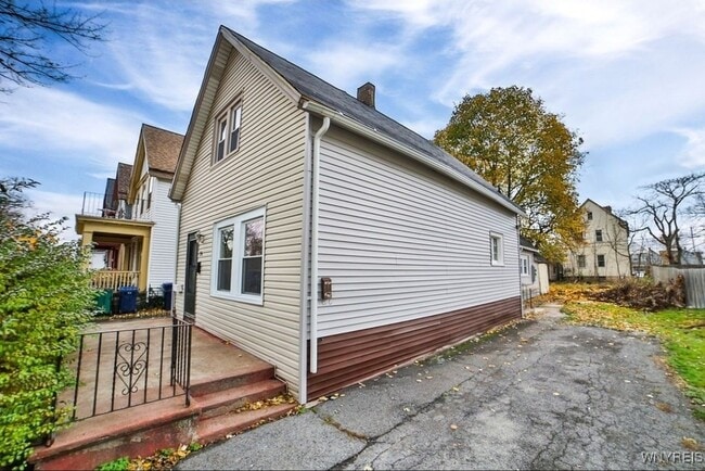 Building Photo - 196 Eaton St