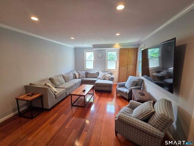 Foto del edificio - 156 Fieldcrest Rd