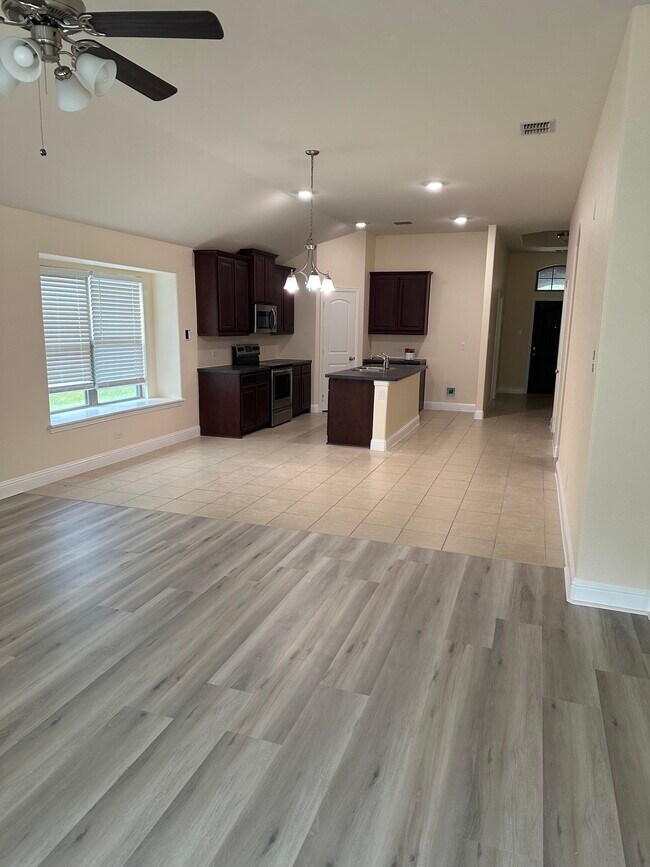 Photo - 333 Highmeadow Dr House