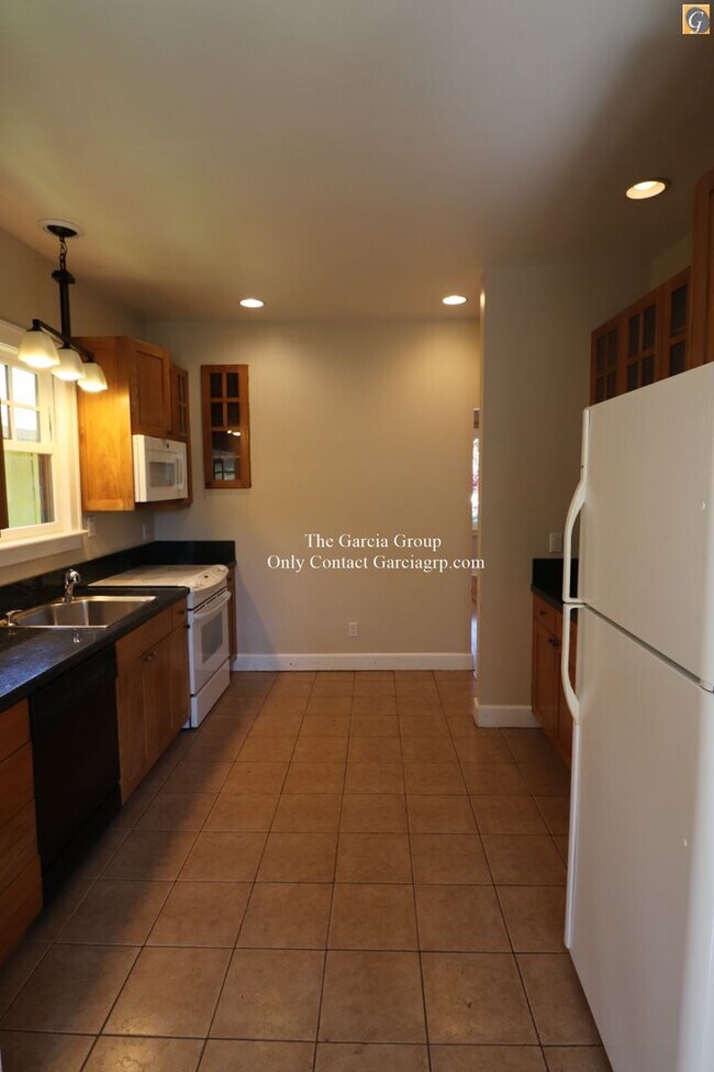 Building Photo - Put This Stunning 4 Bedroom Home in SE Por...