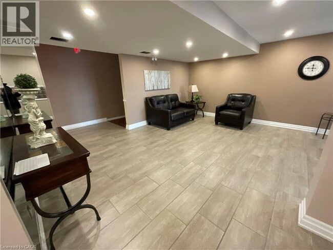 Photo du bâtiment - 99 Donn Ave