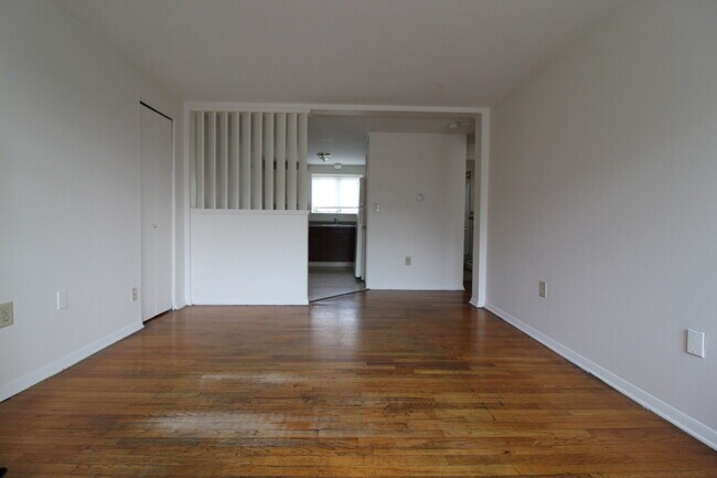 Building Photo - 10 Henderson Dr